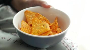 halten Essen Kartoffel Chips Nahansicht video