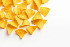 ai generado maíz papas fritas de triangular forma erigir por levitación en un blanco antecedentes generativo ai foto