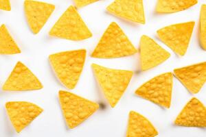 ai generado maíz papas fritas de triangular forma erigir por levitación en un blanco antecedentes generativo ai foto