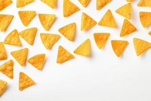 ai generado maíz papas fritas de triangular forma erigir por levitación en un blanco antecedentes generativo ai foto