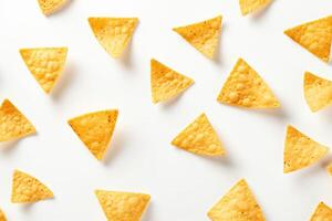 ai generado maíz papas fritas de triangular forma erigir por levitación en un blanco antecedentes generativo ai foto