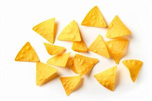 ai generado maíz papas fritas de triangular forma erigir por levitación en un blanco antecedentes generativo ai foto