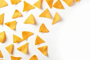 ai generado maíz papas fritas de triangular forma erigir por levitación en un blanco antecedentes generativo ai foto