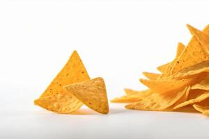 ai generado maíz papas fritas de triangular forma erigir por levitación en un blanco antecedentes generativo ai foto