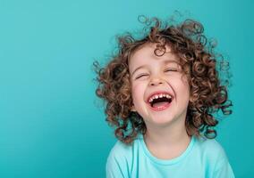 ai generado un pequeño niña con Rizado pelo es riendo foto