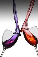 salud agua chapoteo en vino vaso foto