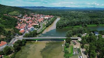 aéreo Visão do bodrog e Tisza rios confluência e tokaj ponte dentro Hungria video