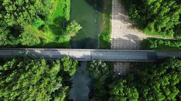 aéreo ver de puente terminado latorica río y bosque en Eslovaquia video