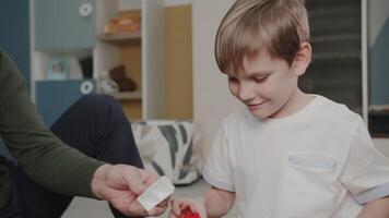 de kleinzoon Toneelstukken met zijn opa in speelgoed. bouwt een aannemer. de jongen is spelen Bij huis. schattig emoties in de kader. de verhaal van een familie. video