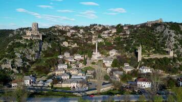 aereo Visualizza di il storico urbano luogo di pocitelj, un' tradizionale vecchio villaggio a partire dal bosnia e erzegovina. video