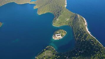 mljet isla en Croacia. el nacional parque cubre el occidental parte de el isla, cuales muchos considerar como el más seductor en el adriático, lleno de lozano y variado Mediterráneo vegetación video