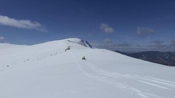 Menschen Fahren Schneemobile auf das Berg während ein sonnig Winter Tag. Sport und Erholung. Berg Aktivität. video