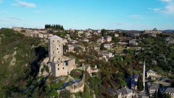 aereo Visualizza di il storico urbano luogo di pocitelj, un' tradizionale vecchio villaggio a partire dal bosnia e erzegovina. video