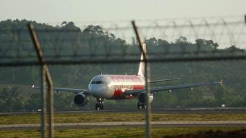 airasia avión en el pista video