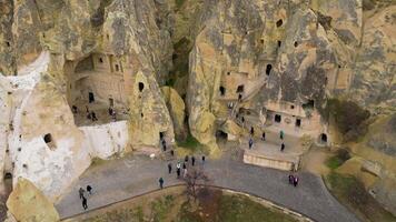 ver de el goreme abierto aire museo en capadocia, pavo. esta la unesco mundo patrimonio sitio es un esencial detener en ninguna capadocio itinerario. turistas visitando el histórico sitio. video