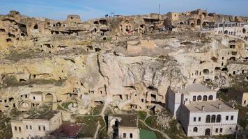 aéreo zangão Visão a velho troglodita assentamento do cavusina, dentro Capadócia, peru. isto localização é parte do a Goreme nacional parque e a Rocha sites do Capadócia inscrito Como uma unesco local. video