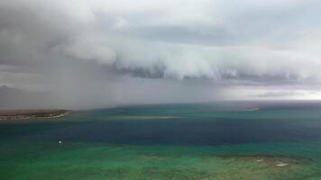 ein Gewitter Annäherung das Küste von das Insel von Mauritius im das indisch Ozean video