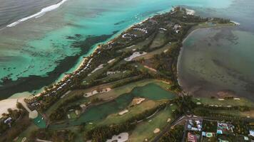 se från de höjd av de golf kurs på de le morne halvö på de ö av mauritius i de indisk hav video