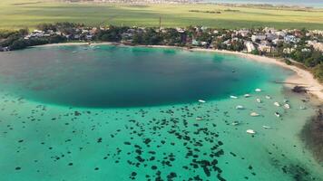 ver desde el altura de el hermosa azul bahía playa con barcos en el isla de Mauricio en el indio Oceano video