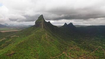 Schießen von oben zu Unterseite das Spitzen von Berge und Dschungel von Mauritius, das Himmel im Wolken video