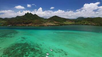 ver desde el altura de el hermosa azul bahía playa con barcos en el isla de Mauricio en el indio Oceano video