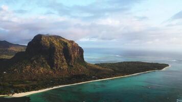 parte superior ver de el le morne península en el isla de Mauricio a puesta de sol video