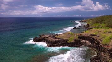 Aussicht von das berühmt golden Strand zwischen schwarz vulkanisch Felsen auf das Banken von das gris-gris Fluss, Mauritius. la Roche qui Pleure video