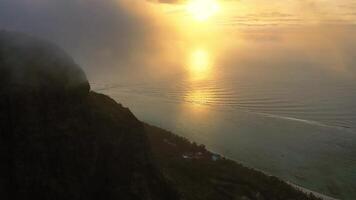 Haut vue de le le morne péninsule sur le île de maurice à le coucher du soleil video