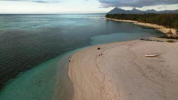 visie van de hoogte van de Sneeuwwitje strand van le Morne Aan de eiland van Mauritius in de Indisch oceaan video