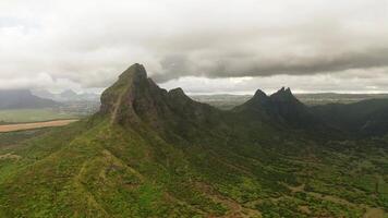 Schießen von oben zu Unterseite das Spitzen von Berge und Dschungel von Mauritius, das Himmel im Wolken video