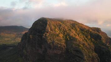 topo Visão do a le mourne Península em a ilha do Maurícia às pôr do sol video