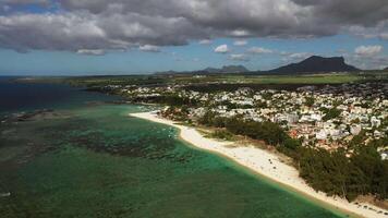 Vogel Auge Aussicht von ein Vorort mit ein schön Weiß Strand auf das Insel von Mauritius. video