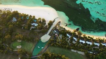 se från de höjd av de Snövit strand av le morne på de ö av mauritius i de indisk hav video