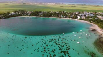 Aussicht von das Höhe von das schön Blau Bucht Strand mit Boote auf das Insel von Mauritius im das indisch Ozean video