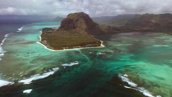 Haut vue de le le morne péninsule sur le île de maurice video