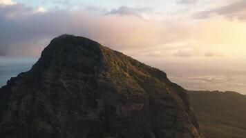 parte superior ver de el le morne península en el isla de Mauricio a puesta de sol video