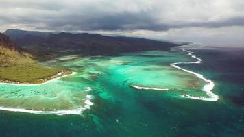 Haut vue de le le morne péninsule sur le île de maurice video