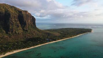 parte superior ver de el le morne península en el isla de Mauricio a puesta de sol video
