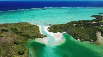 ile aux cerfs ö på de öst kust av mauritius och turkos lagun i de indisk hav video