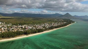 Vogel Auge Aussicht von ein Vorort mit ein schön Weiß Strand auf das Insel von Mauritius. video