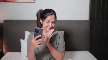 Frau halten ein Handy, Mobiltelefon Telefon mit ein Smartphone Gerät beim Zuhause zu bestellen auf das Internet bestellen Produkte online im das App video