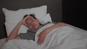 kvinna känsla ledsen liggande i säng ensam påfrestande till sömn tänkande handla om problem video