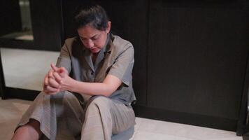 Frau Sitzung auf Fußboden beim Zuhause Leiden von Trauma und mental Probleme video