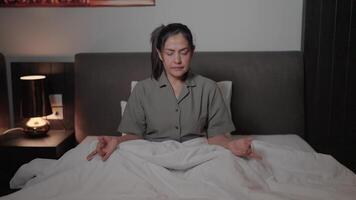 mujer meditando mientras sentado a hogar el calma mujer tomó un profundo aliento. y relajarse con tu ojos cerrado. No estrés y paz de mente. video