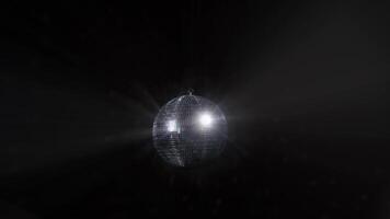 disko boll med reflekterad rör på sig strålar roterande. spegel disko boll i vit ljus. isolerat disko boll på svart bakgrund. närbild. spegel boll spinning inomhus. prestanda. de reflexion av lampor video