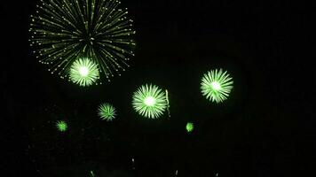 fuegos artificiales espectáculo. nuevo años víspera celebracion v15 video