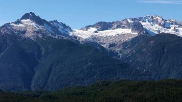 aérien vue de montagnes avec glaciers près squamish, Britanique Colombie, Canada. video