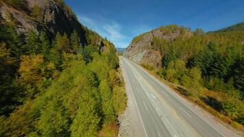 maniable vol par fpv drone plus de Montagne paysage et route video