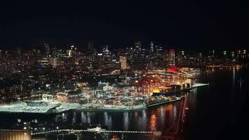 Vancouver, Canada - september 9, 2023. antenne visie van haven van Vancouver Bij nacht video