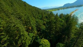 Antenne Aussicht von Fraser Fluss Senke und Berg Landschaft im britisch Columbia video